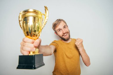 Altın kadehli bir adam