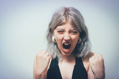 Sevinçli. Çok mutlu bir kadın.