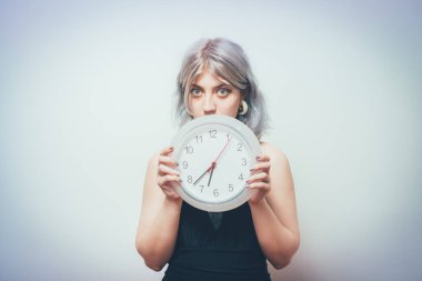 Saat Kadın stüdyo arka planına karşı