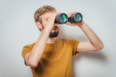 Dürbünlü bir adam. gri arkaplan