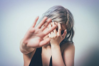 Kadın korkudan korkuyor.