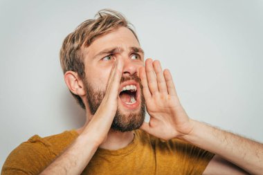 Birilerini ara. Stüdyo geçmişine karşı adam