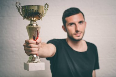 Altın kadehli bir adam