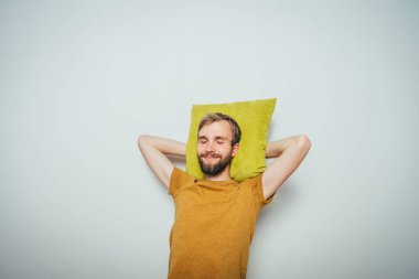 Uyu. Stüdyo geçmişine karşı adam