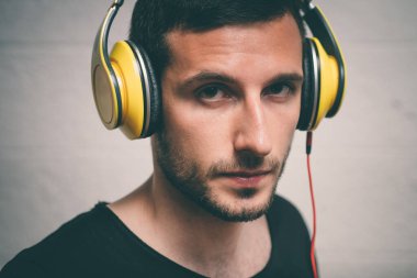 Stüdyoda poz veren adam