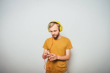 Kulaklıklı bir adam stüdyo geçmişine karşı.