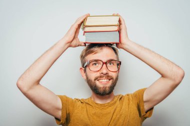 Elinde kitap olan adam.