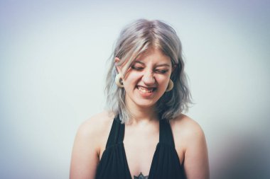 Stüdyo arka planına gülen kadın