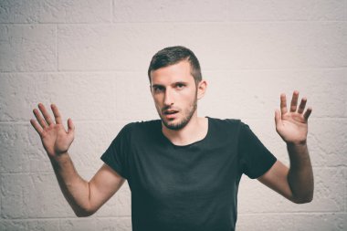 Stüdyoda poz veren adam