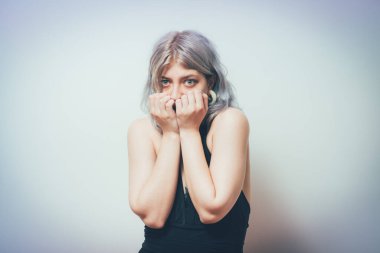 Kadın korkudan korkuyor.