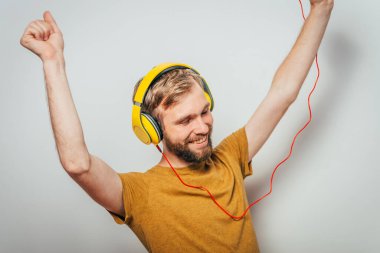 Kulaklıklı bir adam stüdyo geçmişine karşı.