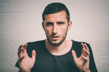 Stüdyoda poz veren adam