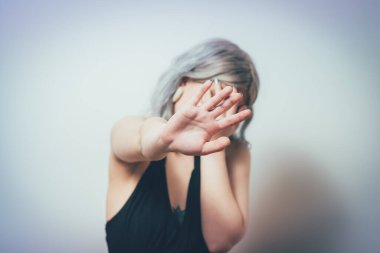 Kadın korkudan korkuyor.