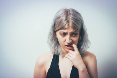 Kadın tırnaklarını yiyor.