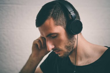 Stüdyoda poz veren adam