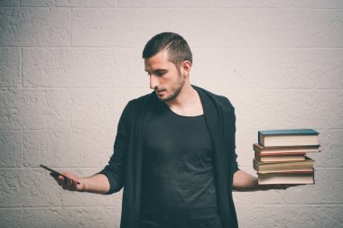 Stüdyoda arka planda poz veren adam