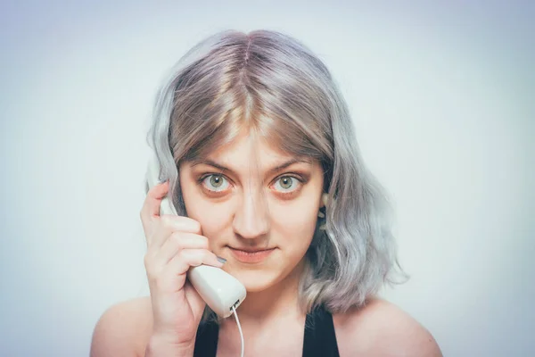 Жінка Розмовляє Телефону Приміщенні — стокове фото