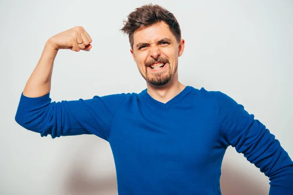 Mann Zeigt Ihre Muskeln — Stockfoto