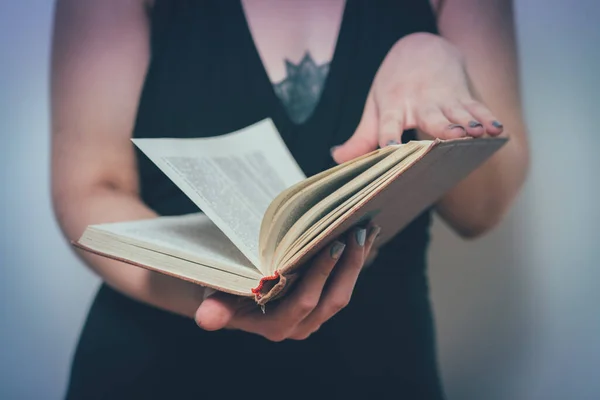 Mujer Con Libro — Foto de Stock