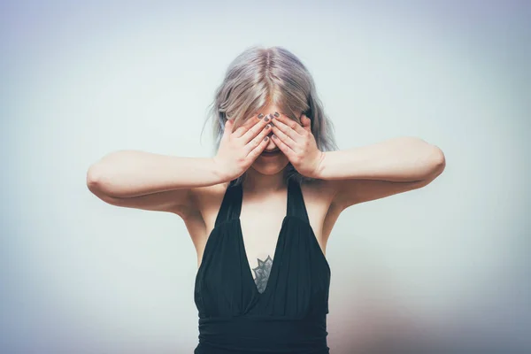 Mujer Cierra Los Ojos Con Las Manos — Foto de Stock