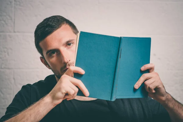 Man Met Een Boek — Stockfoto