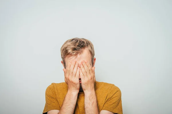 Hombre Cubriendo Cara —  Fotos de Stock