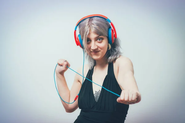 Mujer Con Auriculares Contra Fondo Estudio —  Fotos de Stock