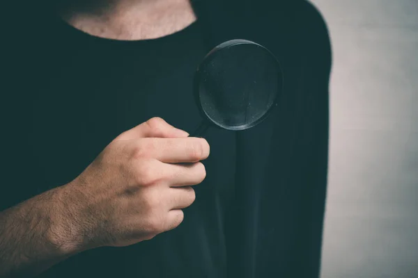 Man Met Een Vergrootglas — Stockfoto