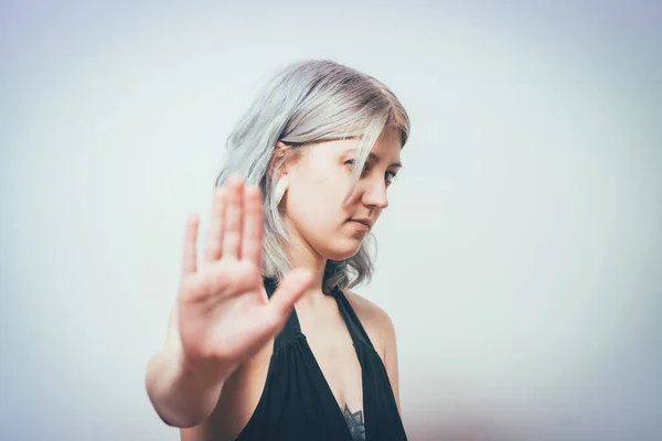 Pare Gesto Menina Contra Fundo Estúdio — Fotografia de Stock