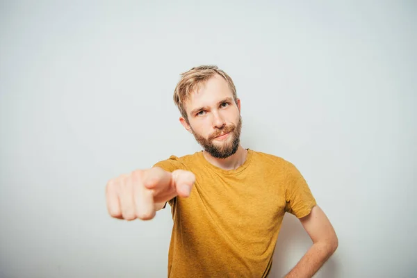 Unge Man Visar Pekfingret Mot Kameran — Stockfoto