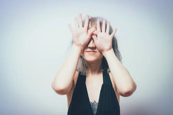 Wanita Menutup Mata Dengan Tangannya — Stok Foto