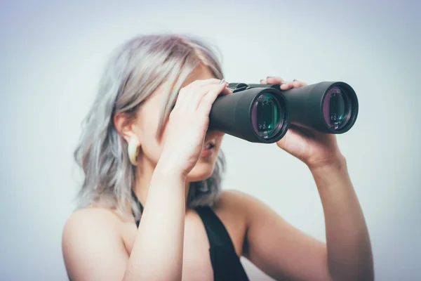 Ritratto Una Giovane Ragazza Che Guarda Attraverso Binocolo — Foto Stock