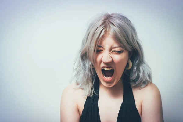 Mujer Gritando Enojado Contra Fondo Estudio — Foto de Stock