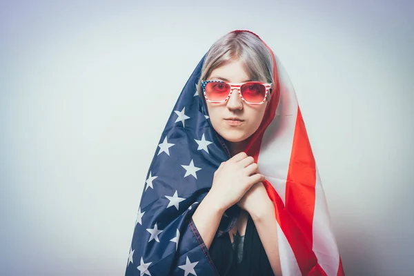 Mujer Escuchando Himno Nacional Patriota —  Fotos de Stock