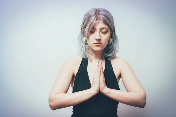 Oración Mujer Contra Fondo Estudio — Foto de Stock