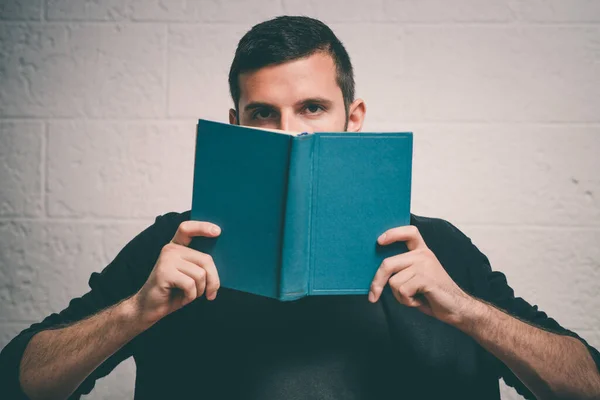 Man Met Een Boek — Stockfoto