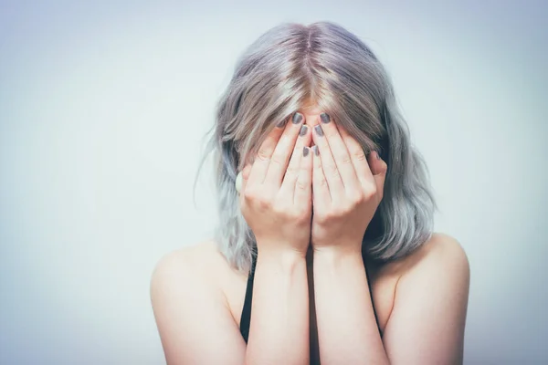 Mujer Cubre Cara Mano — Foto de Stock