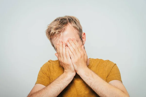 Hombre Cubriendo Cara — Foto de Stock