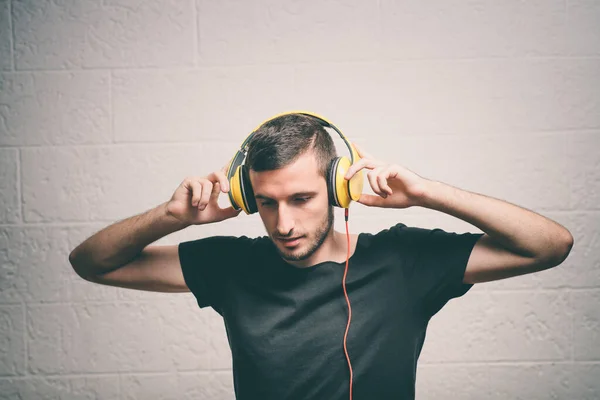 Homem Com Fones Ouvido Contra Fundo Estúdio — Fotografia de Stock