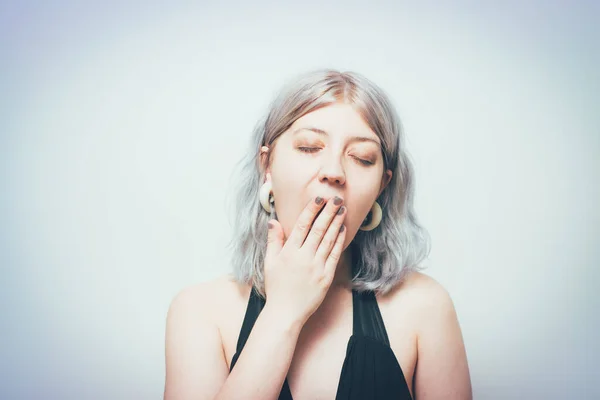 Bostezo Mujer Contra Fondo Estudio — Foto de Stock