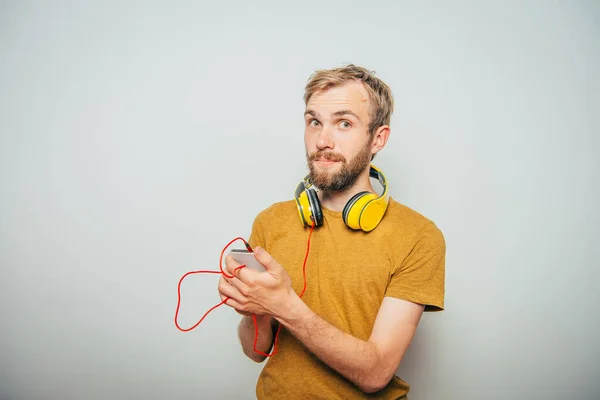 Man Med Hörlurar Mot Studio Bakgrund — Stockfoto