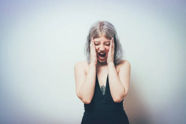 Boos Schreeuwende Vrouw Tegen Studio Achtergrond — Stockfoto