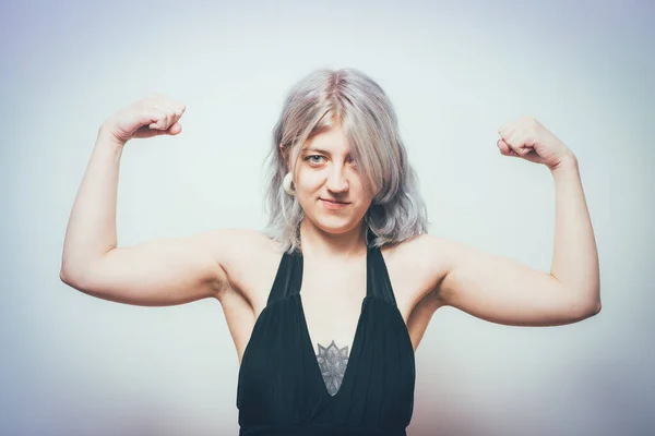 Vrouw Tonen Haar Spieren — Stockfoto