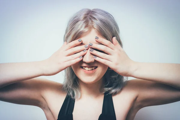 Žena Zakrývá Tvář Rukou — Stock fotografie