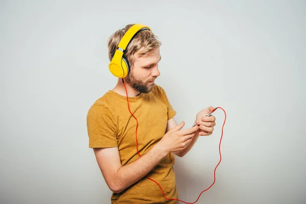 Man Med Hörlurar Mot Studio Bakgrund — Stockfoto