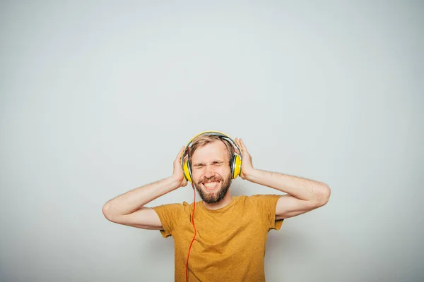 Άντρας Ακουστικά Φόντο Στούντιο — Φωτογραφία Αρχείου