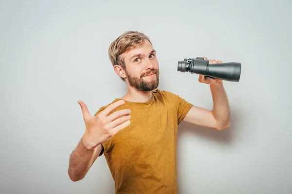 Uomo Con Binocolo Sfondo Grigio — Foto Stock