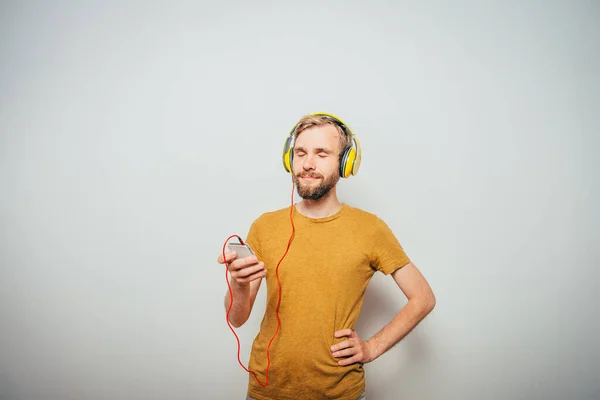 Man Med Hörlurar Mot Studio Bakgrund — Stockfoto