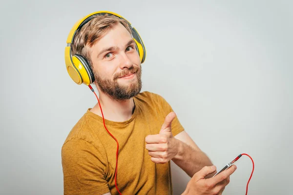 Man Met Hoofdtelefoon Tegen Studioachtergrond — Stockfoto