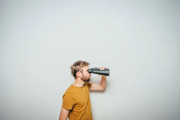 Uomo Con Binocolo Sfondo Grigio — Foto Stock